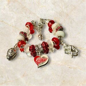 Detroit Red Wings Beaded Charm Bracelet - NHL